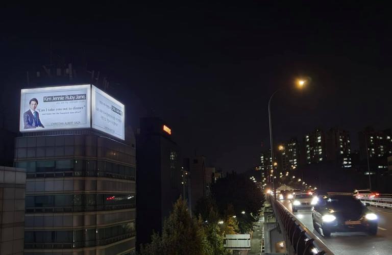 Xian Gaza does it again asking Blackpink's member a date through a billboard in Korea 