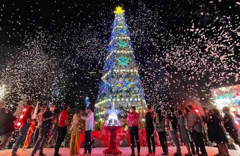 Famous Fuente Osmena Circle Christmass Tree of Typhoon Rai 'Odette'